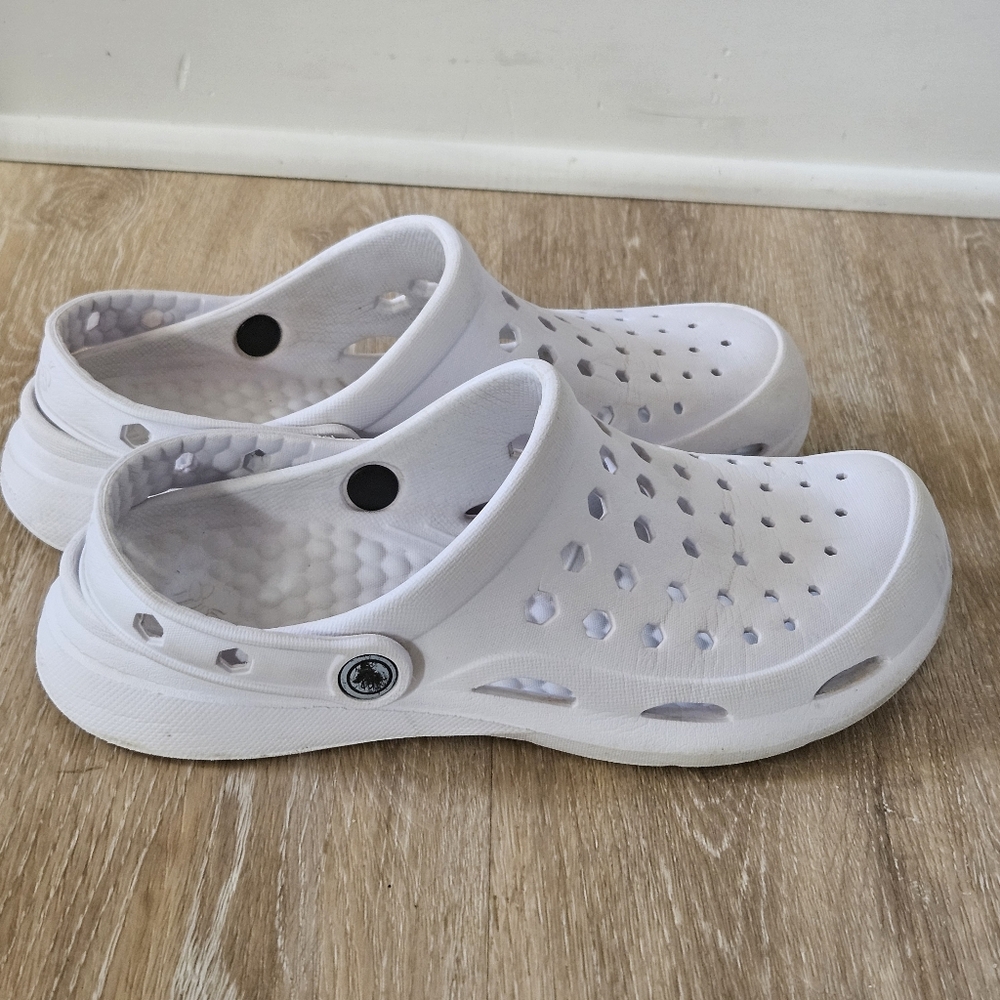 Women's size 8 white  joybees clogs crocs water shoes garden shoes